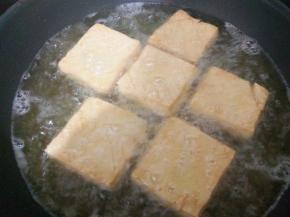 一面炸至金黄后翻面，继续炸