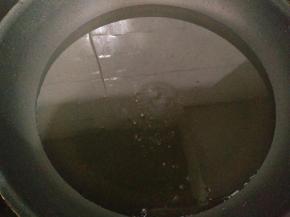 平底锅里放多些油