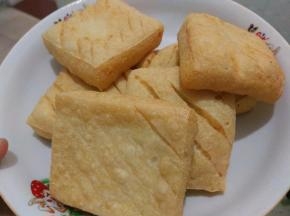 另一面也炸至金黄后挖出控油，盛出备用。