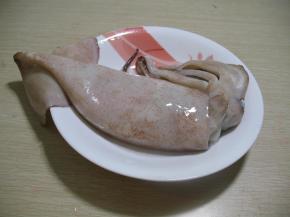 准备鱿鱼一条，洗干净