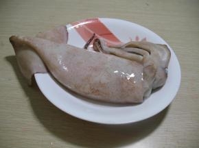 准备鱿鱼一条，洗干净
