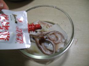 倒入烧烤酱把烧烤酱拌匀