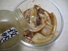 倒入孜然粉把孜然粉拌匀