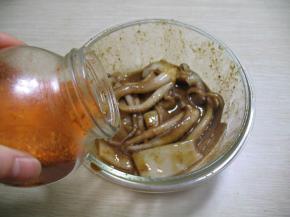 倒入辣椒粉，拌匀，腌制一小时以上