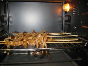 烤箱200度遇热，把鱿鱼串直接放到烤网上，150度烤15分钟，根据自家烤箱调整温度