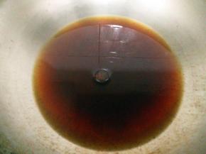 另取一锅，加入生抽、盐、糖、草果、辣椒和适量清水。