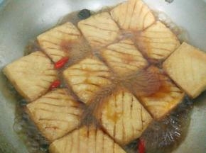 转小火慢炖20分钟以上，焖至豆干软烂，充分吸收汤汁。