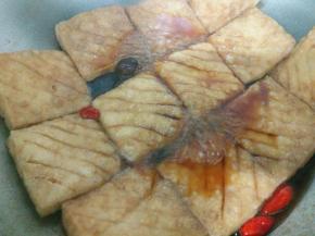 期间把豆干翻动几次。汤汁剩余不多的时候，大火收下汁，出锅。