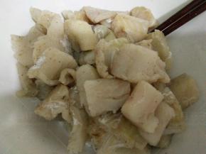 鳕鱼肉切成小块，加入适量料酒、盐和黑胡椒粉拌匀，腌制30分钟。