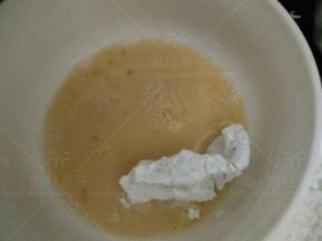 腌制好的鳕鱼块均匀的沾上生粉