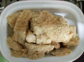 平底锅里放稍多的油，烧至八成热