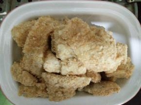 平底锅里放稍多的油，烧至八成热