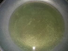 平底锅里放稍多的油，烧至八成热