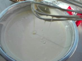 搅打均匀成细腻的糊