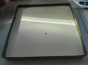 烤箱提前预热，入烤箱中层上下火140度，烤5分钟取出，倒入剩余的一半面糊