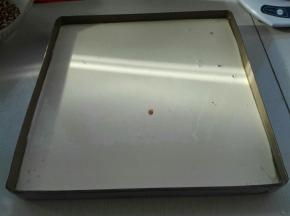 烤箱提前预热，入烤箱中层上下火140度，烤5分钟取出，倒入剩余的一半面糊