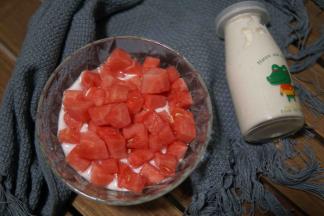 我喜欢配西瓜吃 毕竟西瓜才是真爱阿