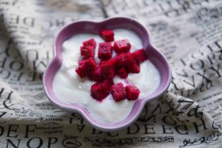 面包机选择“酸奶键”即可。程序完成后放入水果。