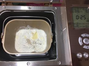 将披萨皮材料全部放入东菱1352AE-3C面包机中，使用披萨面团菜单进行揉面，时间为25分钟。