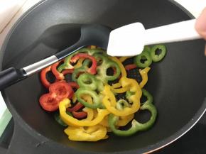 加入适量的盐进行煸炒。