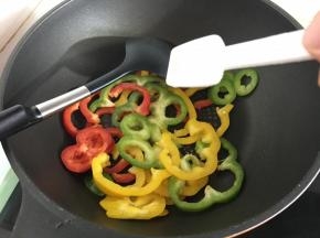 加入适量的盐进行煸炒。