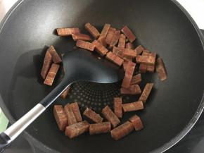 然后将牛肉条倒入锅中进行煸炒。