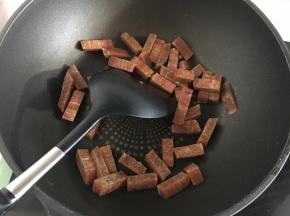 然后将牛肉条倒入锅中进行煸炒。