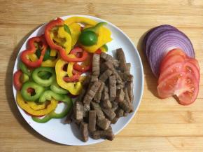 取出披萨面团，排气后平均分割成两份并揉圆。