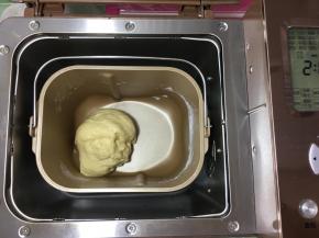 25分钟后面包机把披萨面团就做好了