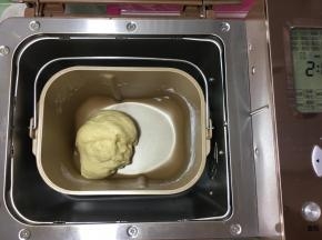 25分钟后面包机把披萨面团就做好了