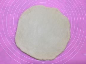 取一个面团擀成和八寸模具大小差不多的圆形。