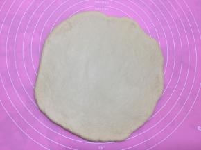 取一个面团擀成和八寸模具大小差不多的圆形。