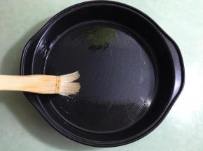 模具为了防粘，表面刷一层油，如果模具不沾，也可以不刷。