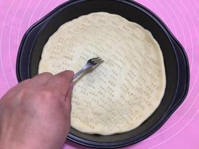 用叉子将披萨皮扎满小孔，避免烘烤时饼皮受热鼓起。