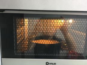 然后放入预热好的烤箱中进行烘烤定型，温度为180度，时间为5分钟。