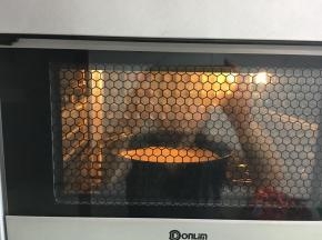 然后放入预热好的烤箱中进行烘烤定型，温度为180度，时间为5分钟。