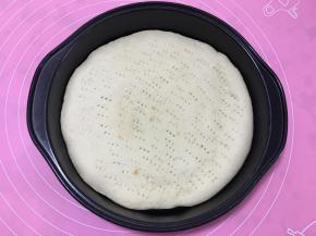 烘烤结束后取出,同样方法做第二个披萨皮。