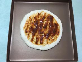 表面刷一层披萨酱。