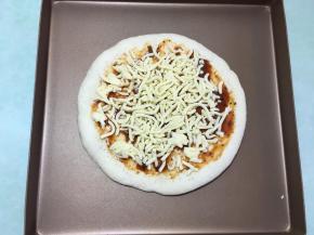 然后撒上一层马苏里拉芝士碎。