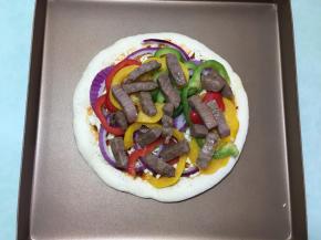 铺上去水后的蔬菜和牛肉条，牛肉条放在最上面一层。