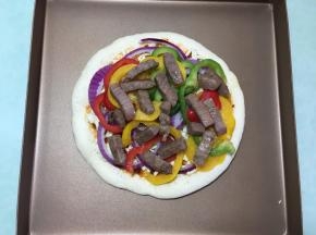 铺上去水后的蔬菜和牛肉条，牛肉条放在最上面一层。