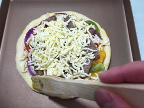 批萨四周刷一层蛋液。