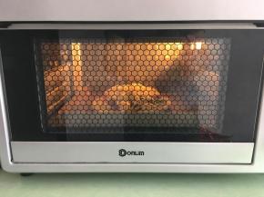 放入预热好的烤箱中进行烘烤，温度为190度，时间为20分钟。