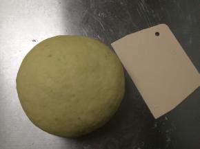 揉成团后摔打至表面起小泡