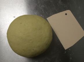 揉成团后摔打至表面起小泡