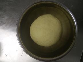 放入盆中进行第一次发酵。