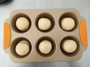 发酵好的面团排气后分割成6份，揉圆后醒10分钟。