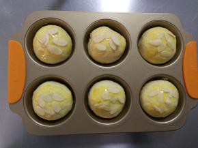 表面刷蛋液，撒上杏仁片