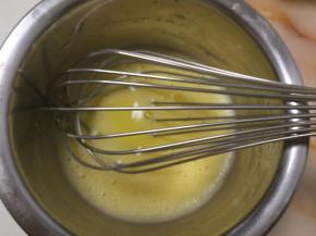 蛋黄放入大盆中，加入水和油搅拌均匀。