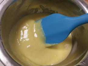 加入过筛的低粉，搅至顺滑。